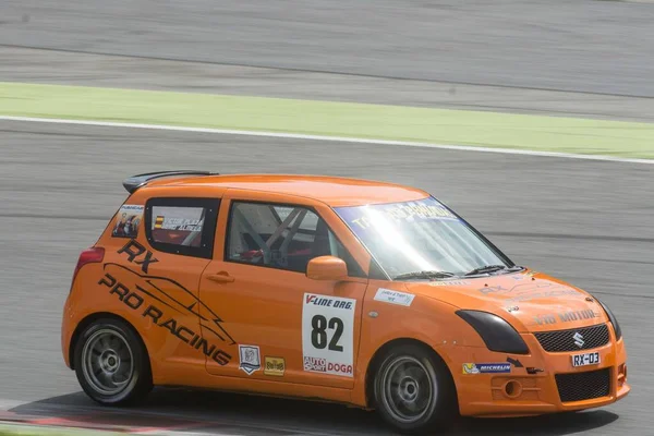 Kleiner Japanischer Orangefarbener Geländewagen Auf Der Strecke Suzuki Swift — Stockfoto
