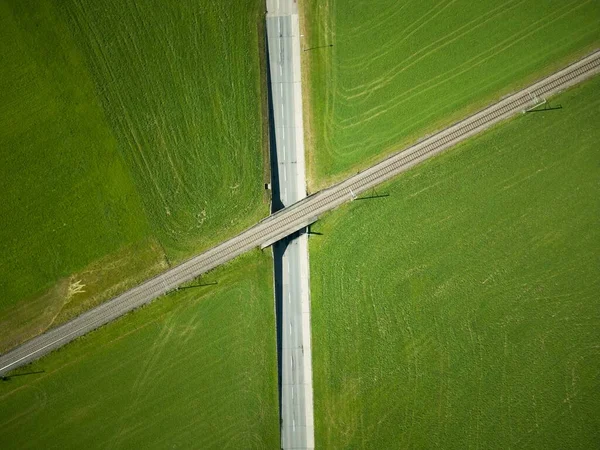 Uma Vista Aérea Ferrovia Sobre Rodovia Cercada Por Campos Verdes — Fotografia de Stock