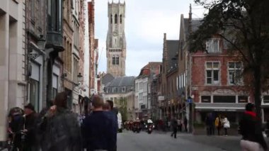 Belçika 'nın Bruges caddelerinde yürüyen insanların zamanaşımı