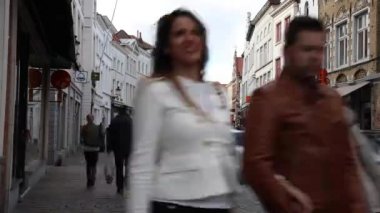 Belçika 'nın Bruges caddelerinde yürüyen insanların zamanaşımı