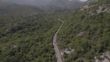 Karadağ 'daki Skadar Gölü Dağları' ndan geçen bir arabanın hava aracı görüntüsü