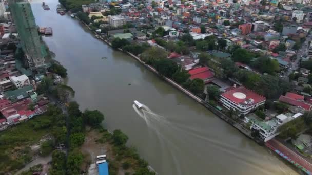 Una Vista Aérea Barco Blanco Cruzando Río Pasig Filipinas — Vídeo de stock