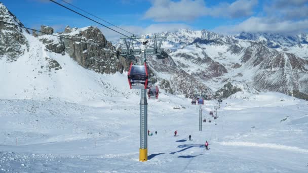 Время Лыжников Канатных Дорог Снежных Итальянских Альпах — стоковое видео