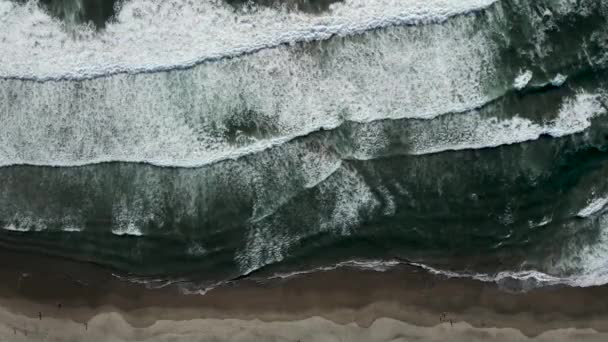 Uma Vista Aérea Superior Das Ondas Oceano Lavando Uma Praia — Vídeo de Stock