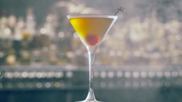 Manhattan Retroiluminado Con Cereza Humo Banco Del Bar — Vídeos de Stock