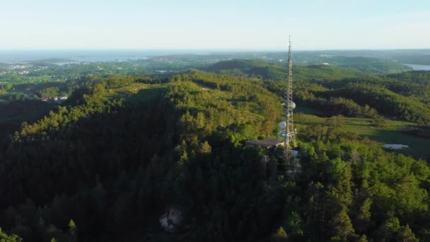 Una Vista Aérea Una Torre Radio Una Colina Las Afueras — Vídeo de stock