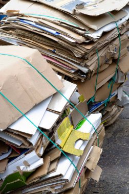 Bağlı karton kutular iplikle bağlanmış.