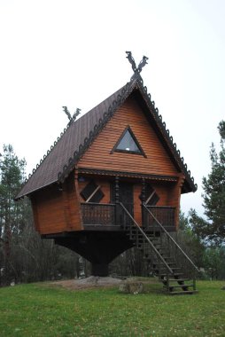 Litvanya 'da bir tavuk budu üzerine bir kulübe.