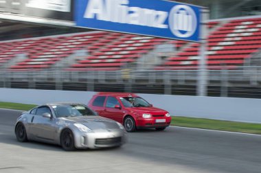 Yarış pistinde modern Avrupa arabası. Volkswagen Golf MK 4