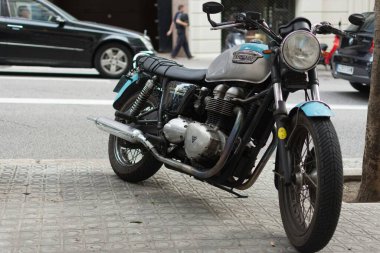 Klasik siyah motosiklet sokağa park edilmiş. Zafer Boneville
