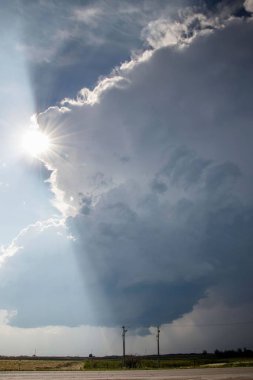 Bulutların arkasına saklanan güneşin dikey görüntüsü. Yaklaşan fırtına.