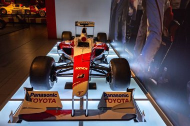 F1 yarış arabası otomobil müzesinde ortaya çıktı. Toyota TF109 panasonic, denso, bridgeston