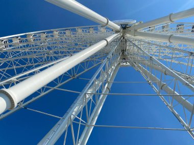 Gökyüzünün arka planında beyaz bir kulenin alçak açılı görüntüsü