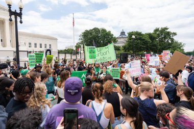 Kürtaj yanlısı protestocular, Roe-Wade davasının devrilmesini protesto etmek için Yargıtay önünde toplandılar..
