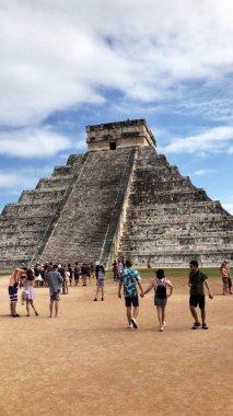 Meksika, Merida 'daki Chichen Itza piramidinin yakınındaki turistlerin dikey görüntüleri.
