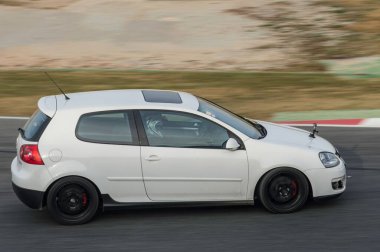 Yarış pistinde modern Avrupa arabası. Volkswagen Golf MK 5