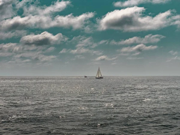 Прекрасний Морський Пейзаж Вітрильним Човном Відстані — стокове фото
