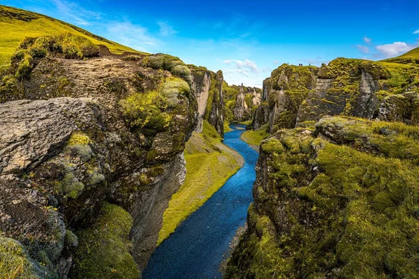 Uma Vista Pitoresca Desfiladeiro Verde Fjadrargljufur Com Rio Islândia — Fotografia de Stock