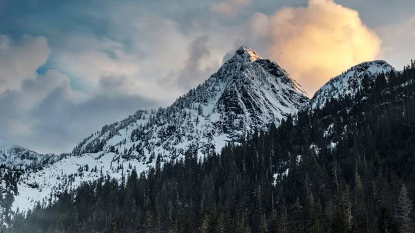 Tiro Ângulo Baixo Uma Montanha Coberta Neve Contra Belo Céu — Fotografia de Stock