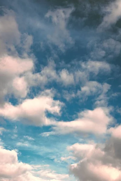 Plan Vertical Beau Ciel Bleu Avec Des Nuages Roses — Photo