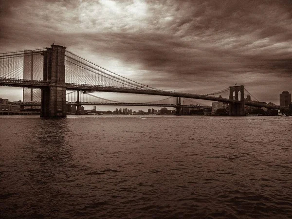 Het Monochrome Uitzicht Brooklyn Bridge Tegen Bewolkte Lucht New York — Stockfoto
