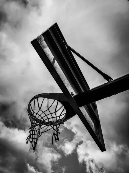 Tiro Bajo Ángulo Monocromo Del Aro Baloncesto Perfilado Contra Cielo — Foto de Stock