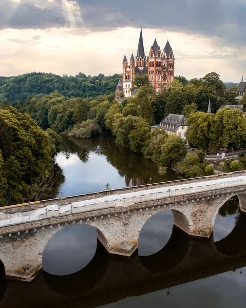 Vertikale Aufnahme Einer Brücke Über Das Wasser Und Den Dom — Stockfoto