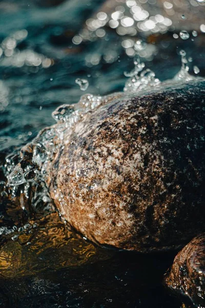 Spruzzare Gocce Acqua Sulle Rocce Costiere — Foto Stock