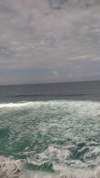 Vertical Shot Wavy Sea Water Cloudy Gray Sky — Stock Photo, Image