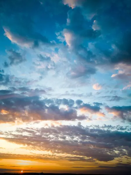 Een Verticaal Shot Van Een Bewolkte Kleurrijke Dramatische Lucht Bij — Stockfoto