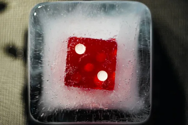 Gros Plan Cube Dés Rouges Dans Glaçon Illuminé — Photo