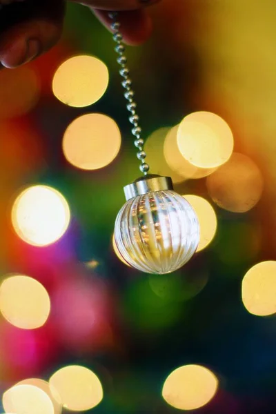 Eine Dekorative Weihnachtskugelleuchte Mit Bokeh Bunten Lichtern — Stockfoto