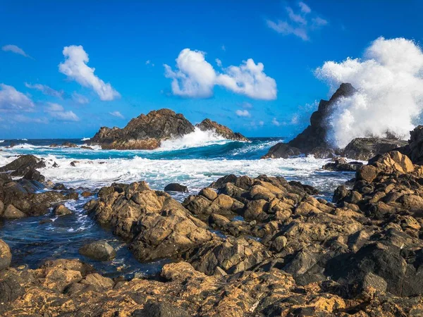 海岸近くの崖に打ち寄せる波の美しい景色 — ストック写真