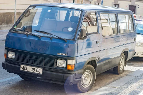 Старый Синий Фургон Припаркован Улице Города Toyota Hiace — стоковое фото