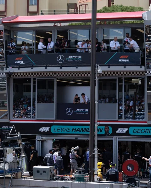 Uma Foto Vertical Pessoas Prédio Com Anúncios Mercedes Monaco Grand — Fotografia de Stock