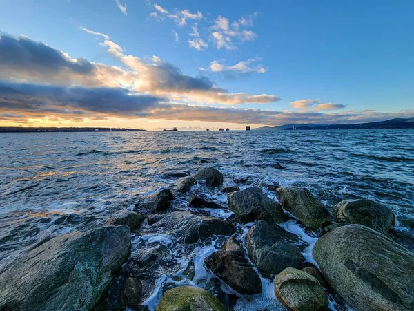 Gün Batımında Okyanustaki Kaya Iskelesinin Manzarası — Stok fotoğraf