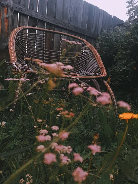 Primo Piano Verticale Della Sedia Giardino Circondata Fiori — Foto Stock