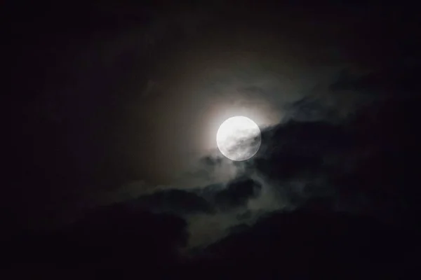 Colpo Luna Piena Dietro Nuvole Notte — Foto Stock