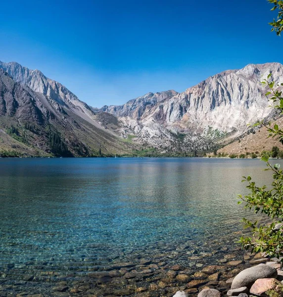 Eine Vertikale Aufnahme Des Von Bergen Umgebenen Sees Gegen Den — Stockfoto