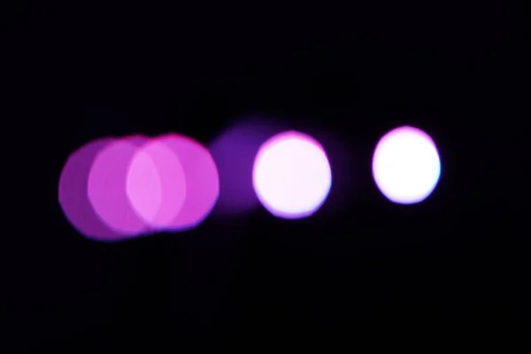 Primer Plano Luces Bokeh Blancas Púrpuras Aisladas Sobre Fondo Oscuro —  Fotos de Stock