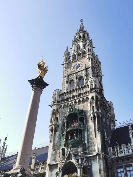 Rathaus Glockenspiel Mariensaule Münih Dikey Çekimi — Stok fotoğraf