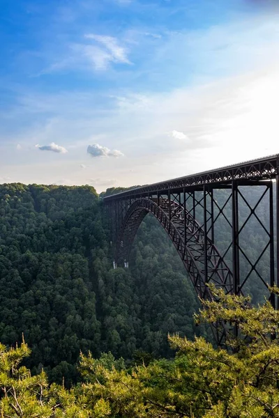 Tiro Vertical New River Gorge Bridge Sob Belo Céu Com — Fotografia de Stock