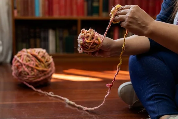 Close Mãos Desrolando Uma Bola Fibra Para Tricotar Conceito Lazer — Fotografia de Stock