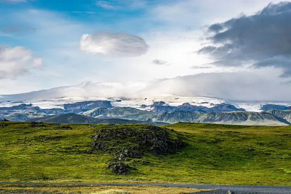 Ein Schöner Blick Auf Einen Schneebedeckten Berg Auf Einem Kleinen — Stockfoto