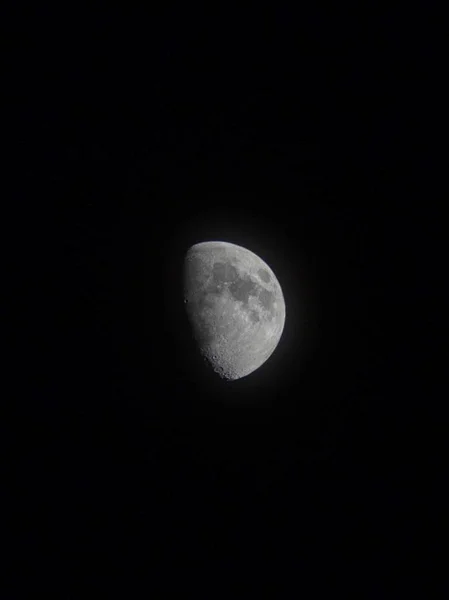 Plan Vertical Une Belle Demi Lune Isolée Milieu Ciel Noir — Photo