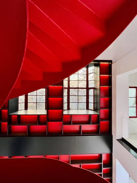 Červený Interiér Budově Točitým Schodištěm — Stock fotografie