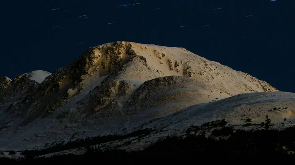 어두운 밤하늘에 장시간 노출되어 눈덮인 클로즈업 — 스톡 사진
