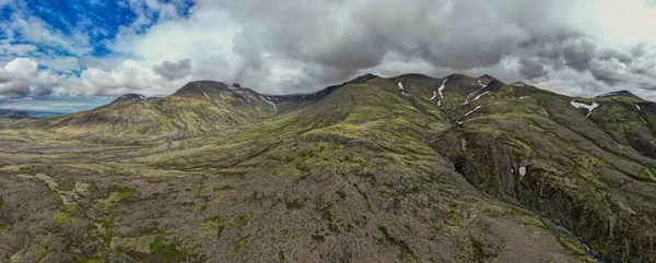 Utsikten Över Bergskedjan Mot Den Molniga Himlen — Stockfoto