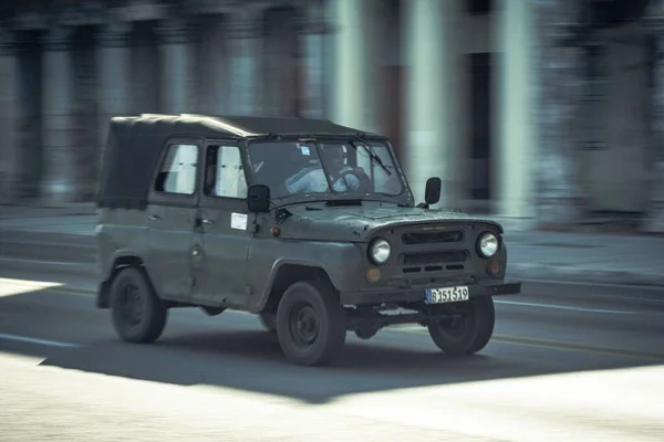 旧城的老式越野车 Uaz 496 — 图库照片