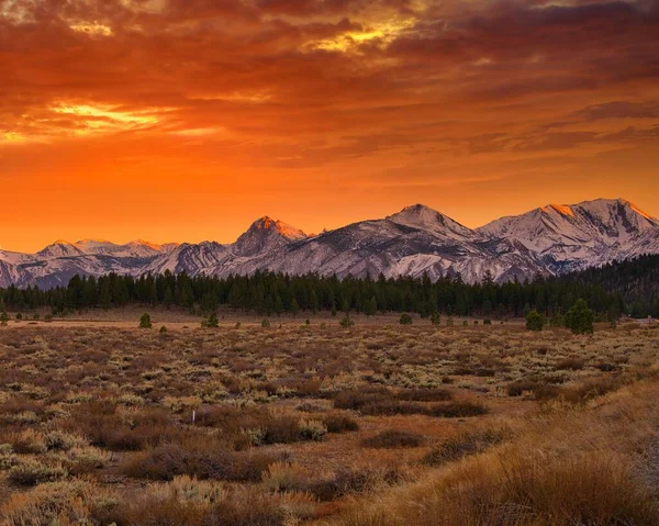 Vista Cordillera Contra Cielo Naranja Brillante Atardecer — Foto de Stock